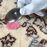آموزش پاک کردن آدامس از روی فرش - قالیشویی چلسی