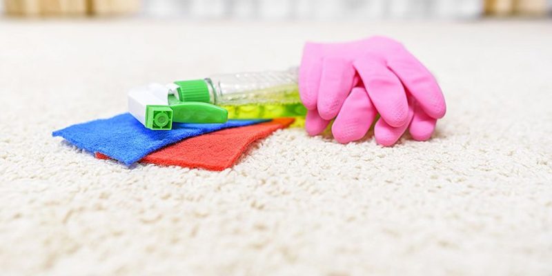 بهترین ترفند برای پاک کردن رنگ یا چسب ریخته شده روی فرش